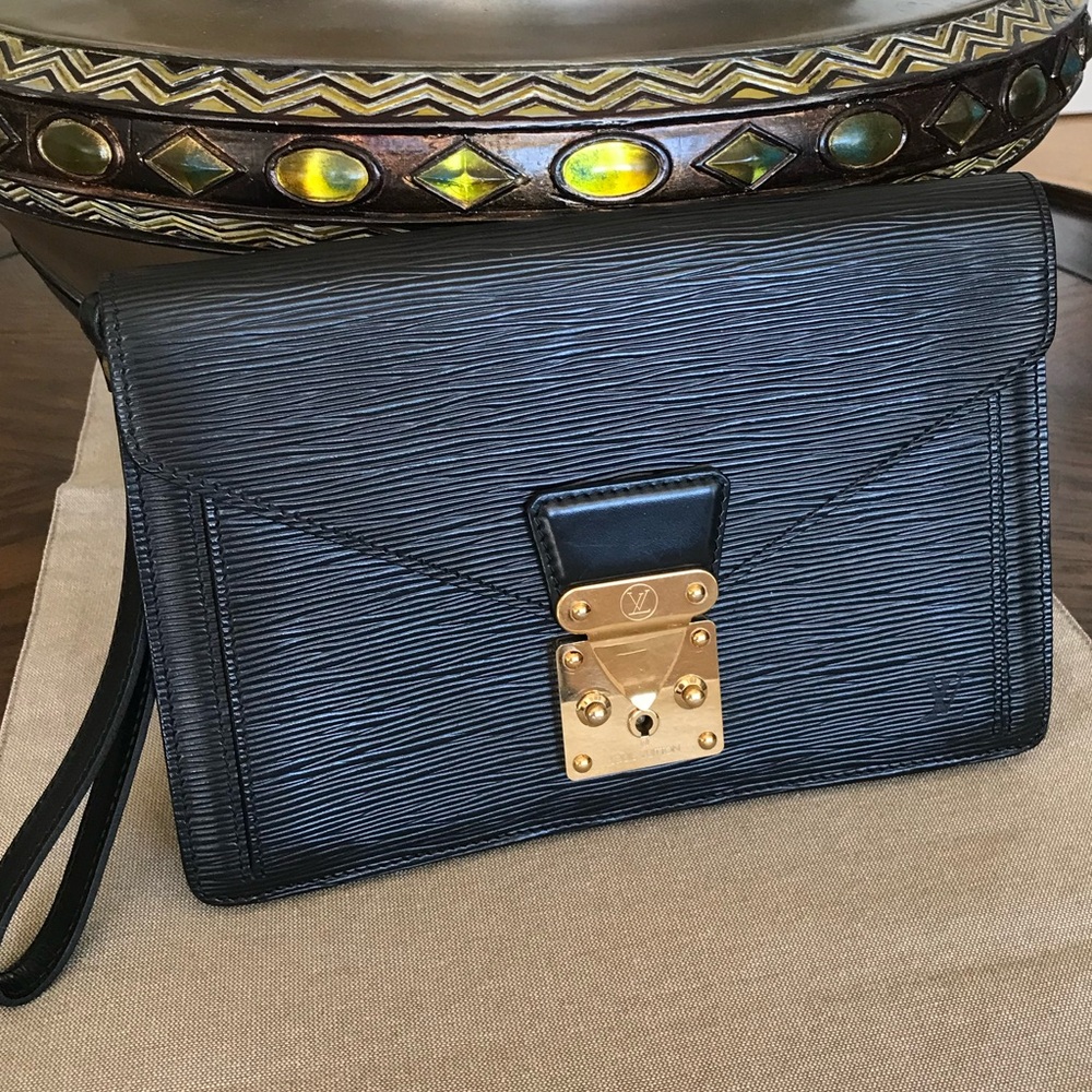 Beautiful Louis Vuitton Black Epi Dragonne Clutch Wristlet